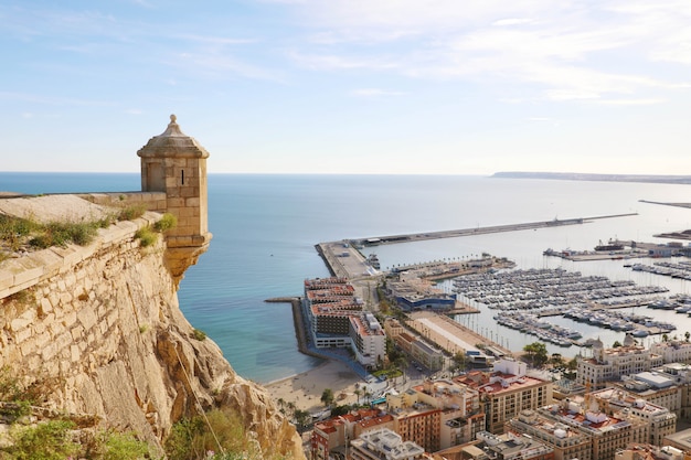 Zamek Santa Barbara z panoramicznym widokiem na słynne turystyczne miasto Alicante na Costa Blanca w Hiszpanii