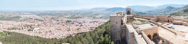 Zamek Santa Catalina i panorama miasta Jaen Hiszpania