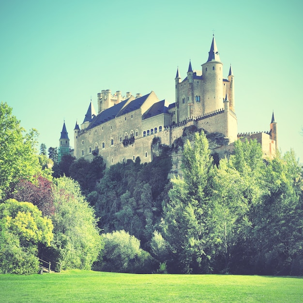 Zdjęcie zamek segovia (alcazar), hiszpania. filtrowany obraz w stylu retro