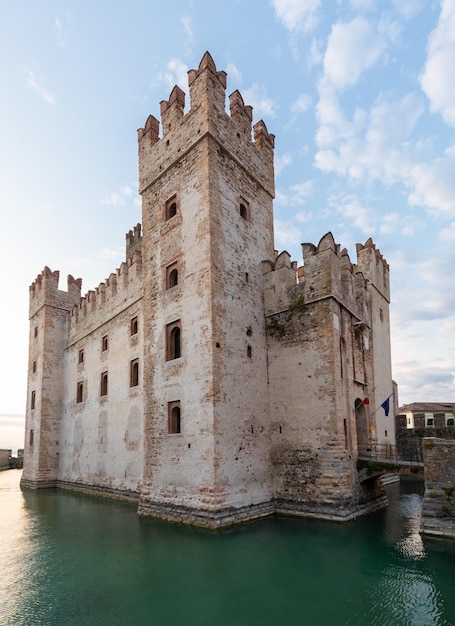 Zamek Sirmione Włochy nad jeziorem Garda Scenic średniowieczny budynek na wodzie