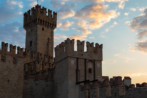 Zamek Sirmione Włochy Nad Jeziorem Garda Scenic średniowieczny Budynek Na Wodzie