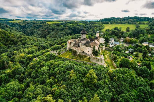 Zamek Sovinec Eulenburg solidna średniowieczna twierdza jedna z największych na Morawach Czechy Czeski krajobraz ze średniowiecznym zamkiem