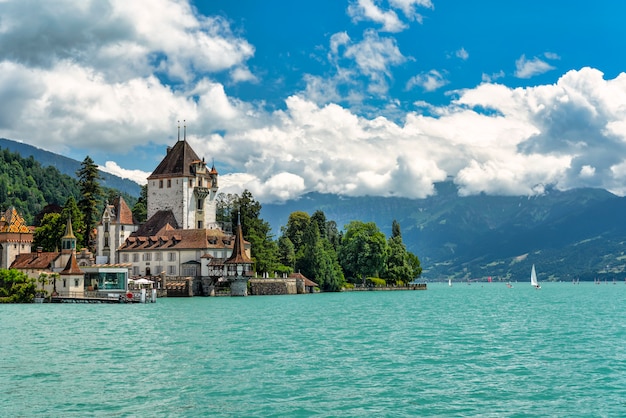 Zamek Spiez nad brzegiem jeziora Thun w Szwajcarii