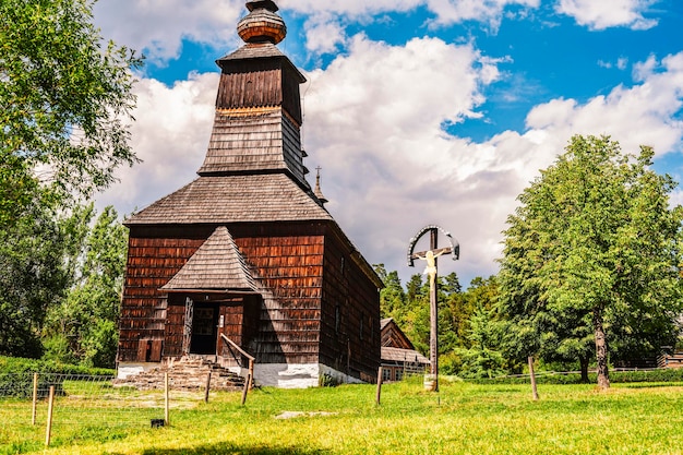 Zdjęcie zamek stara lubovna i skansen ludowy słowacja lubowiński skansen jest ekspozycją etnograficzną w przyrodzie temat architektoniczny