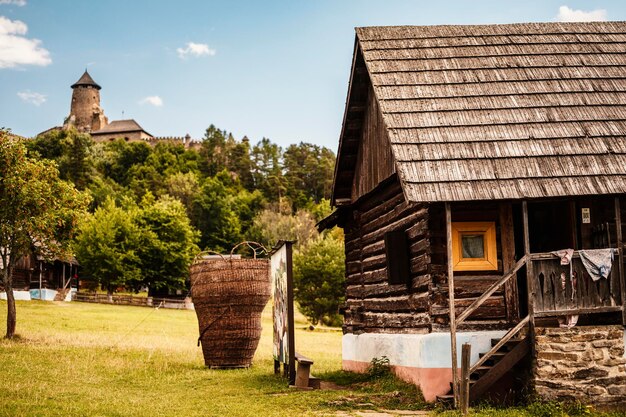 Zdjęcie zamek stara lubovna i skansen ludowy słowacja lubowiński skansen jest ekspozycją etnograficzną w przyrodzie temat architektoniczny