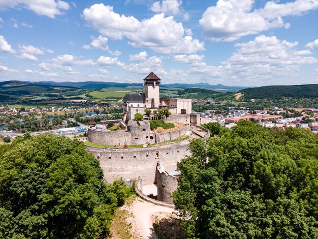 Zamek Trencin to zamek nad miastem Trencin w zachodniej Słowacji