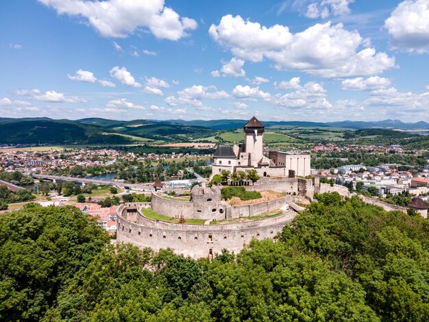 Zamek Trencin to zamek nad miastem Trencin w zachodniej Słowacji