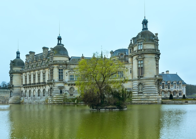 Zamek w Chantilly we Francji. Odbudowa Wielkiego Zamku