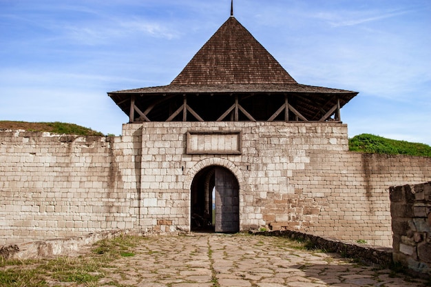 Zamek w Chocimiu na Ukrainie Jeden z siedmiu cudów Ukrainy Średniowieczny zamek