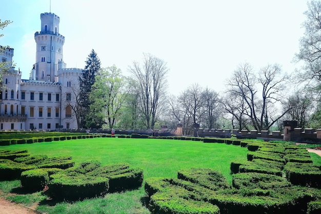 zamek w czechach / widok panoramiczny starożytny średniowieczny zamek w czechach, turystyczna atrakcja historyczna