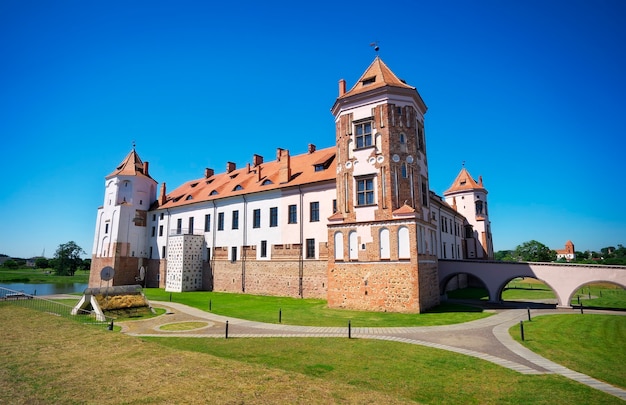 Zamek w mieście Mir Białorusi. Średniowieczny zamek w Mirze