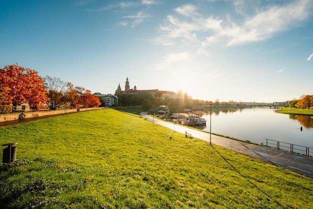 Zamek Wawel słynny punkt orientacyjny w Krakowie Polska Krajobraz na wybrzeżu rzeki Wis