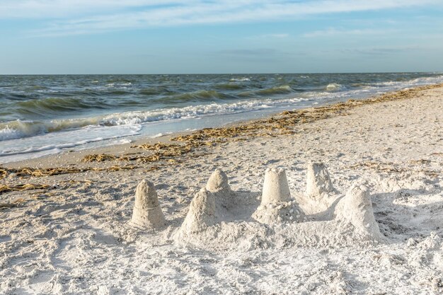 Zdjęcie zamek z piasku na plaży