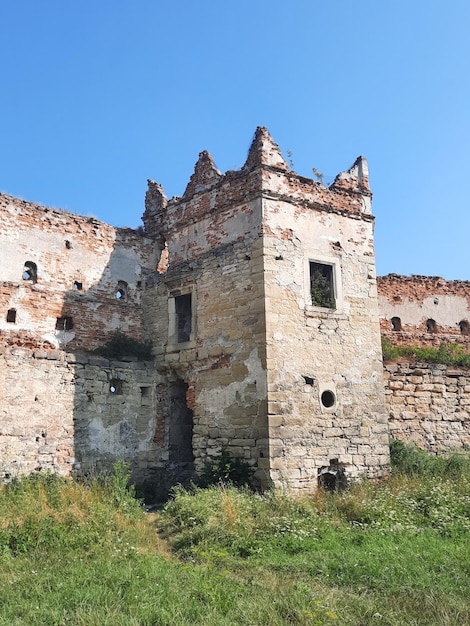 Zamek z wieżą i niebieskim niebem