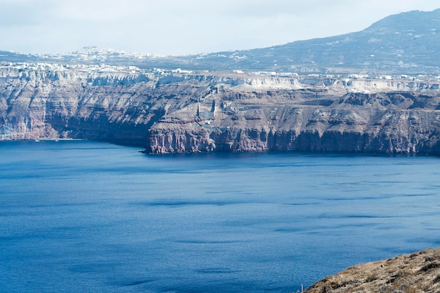 Zamiatanie krajobrazu z widokiem na wyspę Santorini w Grecji