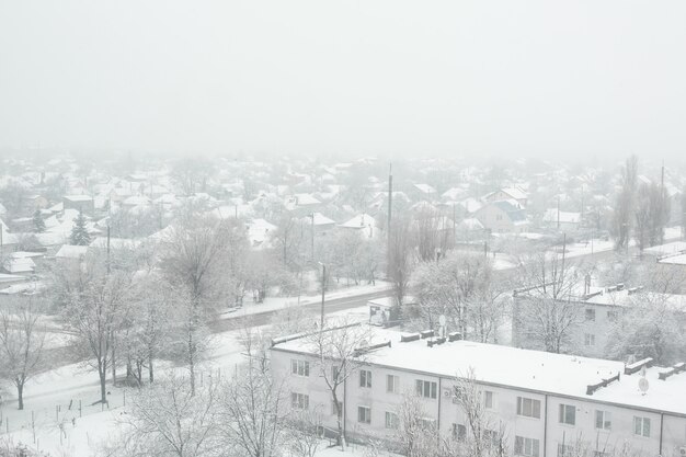 Zamieć śnieżna w małym miasteczku, wszystko pokryte jest białym śniegiem.