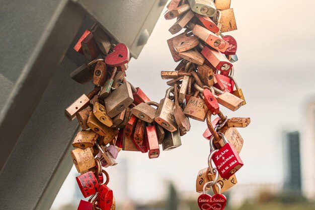 Zdjęcie zamki miłosne i zamki wpisane przez kochających się ludzi na moście, aby symbolizować miłość zakochanych