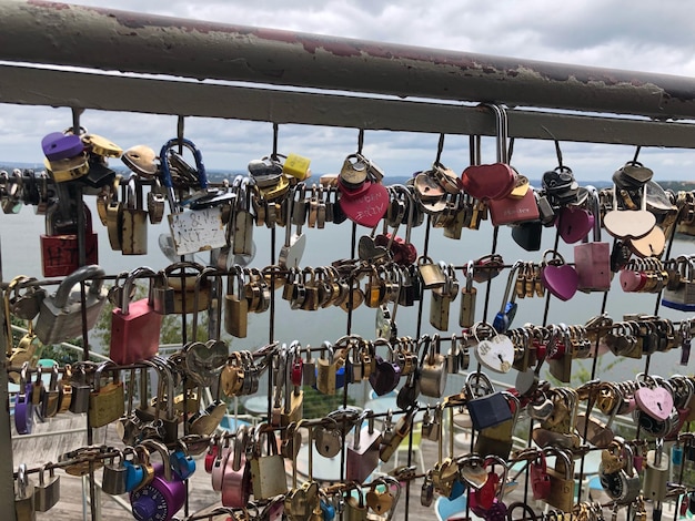 Zamki wiszące na balustradzie