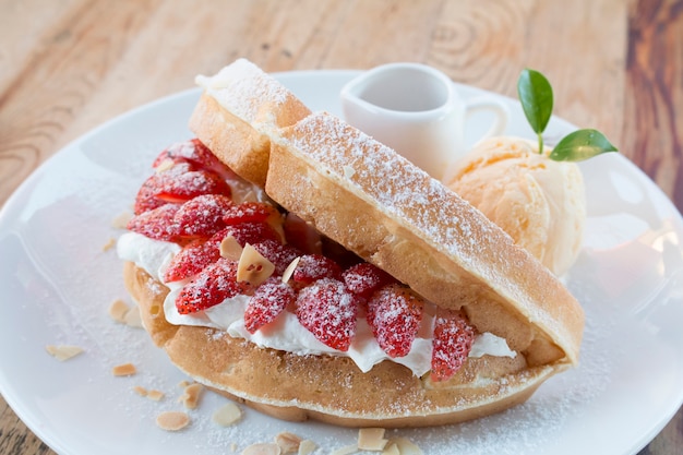 Zamknąć Lody Wanilii Z Wafel I świeże Truskawki Na Tle Tabeli Drewna