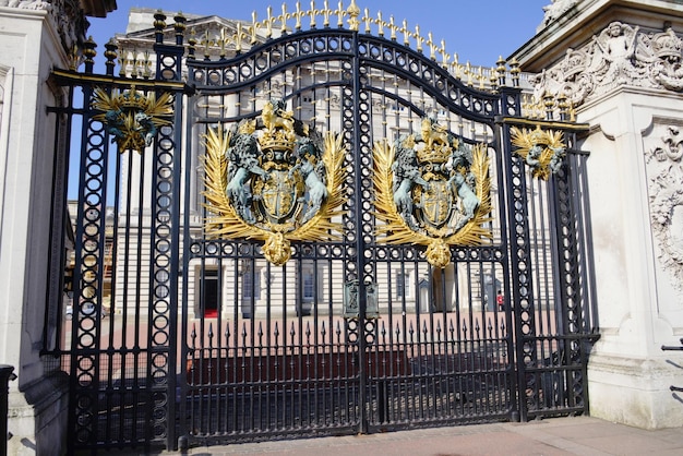 Zdjęcie zamknięta brama pałacu buckingham