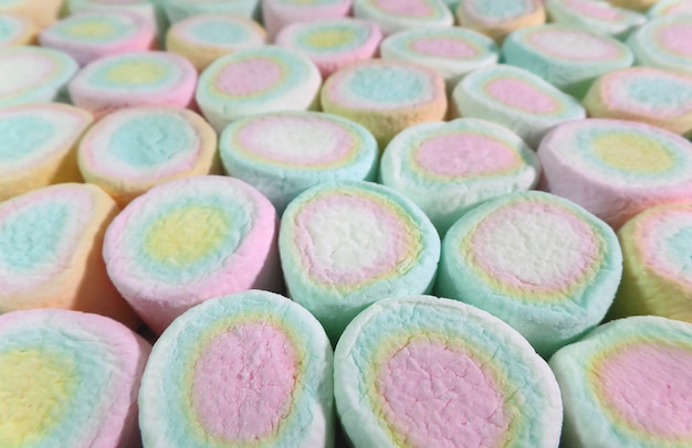 Zdjęcie zamknięta tekstura pokryte pastelowych różowy, żółty, niebieski kolorowe cukierki marshmallow