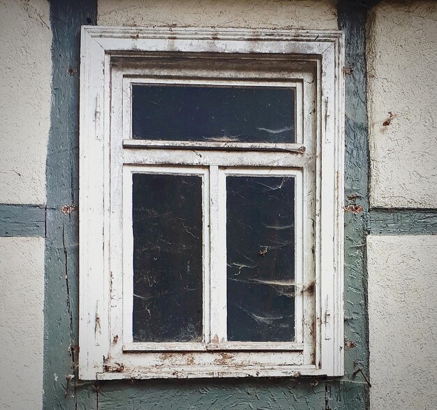 Zdjęcie zamknięte okno starego domu.