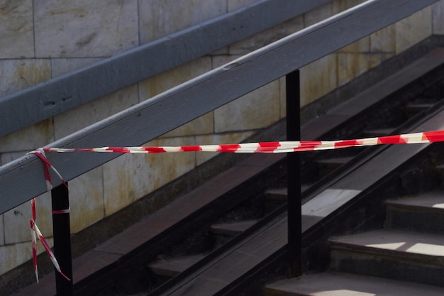 Zamknięte przejście w metrze Rozciągnięta taśma w paski