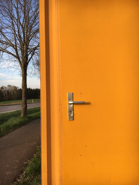 Zdjęcie zamknięte żółte drzwi przy chodniku