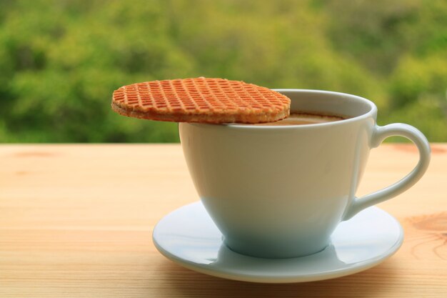 Zamknięty Stroopwafel Umieszczony Na Filiżance Gorącej Kawy Serwowanej Na Drewnianym Stole