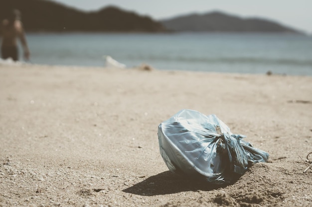 Zamknij biała pianka pojemnik na jedzenie na wynos plastikowa przezroczysta torba morze plaża natura piasek człowiek sylwetka odebrać śmieci Rozlane śmieci problem zanieczyszczenie ochrona środowiska