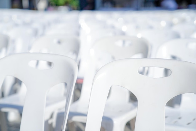 Zdjęcie zamknij białe krzesło z powrotem w rzędzie w tajlandii podczas imprezy w parku na świeżym powietrzu