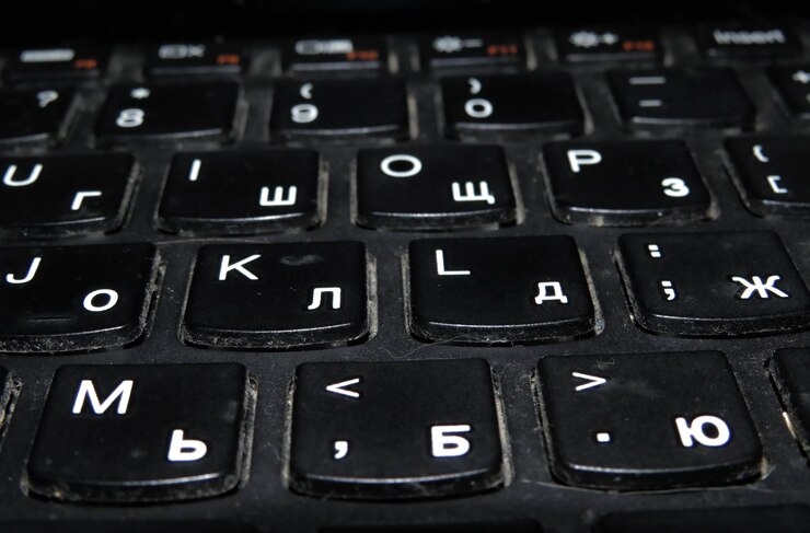 Zdjęcie zamknij brudną klawiaturę niehigieniczny sprzęt w domu lub biurze