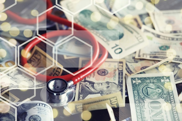 Zamknij czerwony stetoskop na banknocie dolara amerykańskiego na drewnianym stole Kontrola zdrowia lub koncepcja pieniędzy i finansów