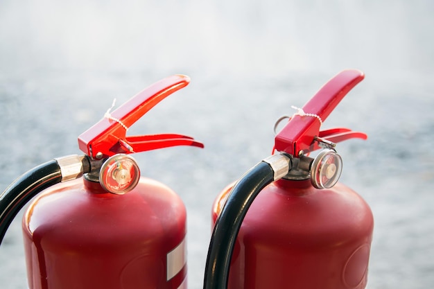 Zamknij gaśnicę w celu ochrony i zapobiegania oraz ratownictwa bezpieczeństwa i użytkowania sprzętu na koncepcji szkolenia przeciwpożarowego