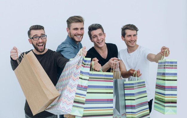 Zamknij grupę przyjaciół z torbami na zakupy wskazującymi na ciebie koncepcja wyboru