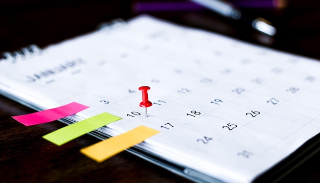 Zamknij kalendarz na brązowym stole w planowaniu pomysłów