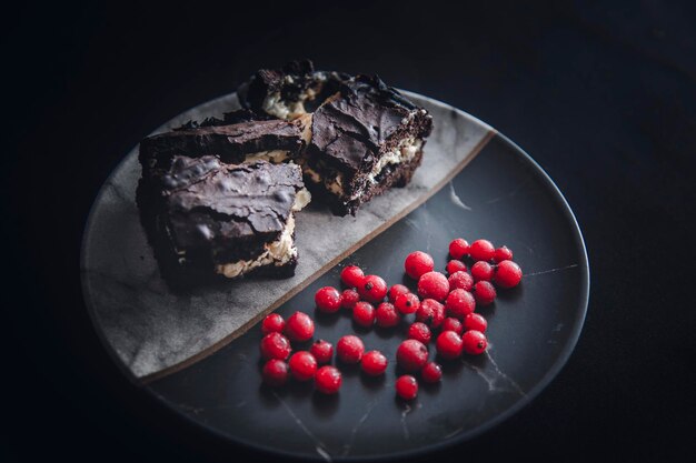 Zamknij nastrojowy widok szczegółów stopionej białej czekolady brownie i porzeczki