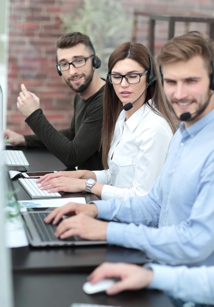 Zamknij operatorów centrum telefonicznego siedzących przy biurku