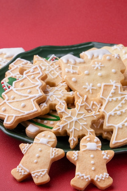 Zamknij się Christmas zdobione ciasteczka cukrowe w talerzu.