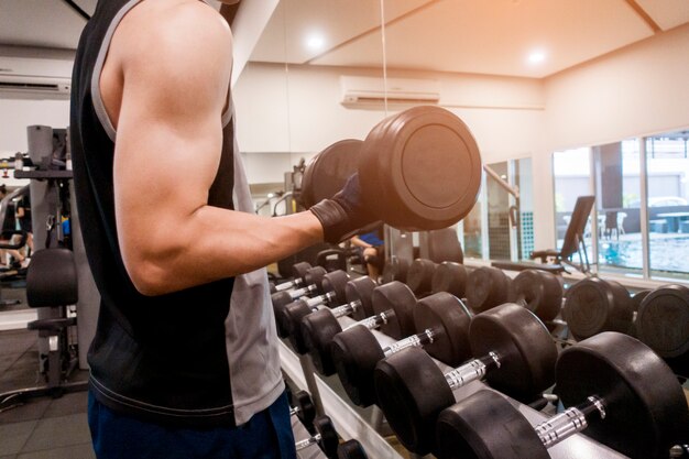 Zamknij się ćwiczenia fitness mężczyzna w siłowni