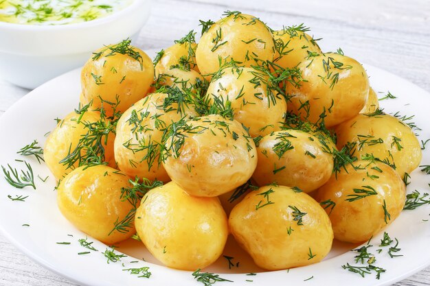 Zdjęcie zamknij się gotowane młode ziemniaki z ziołami