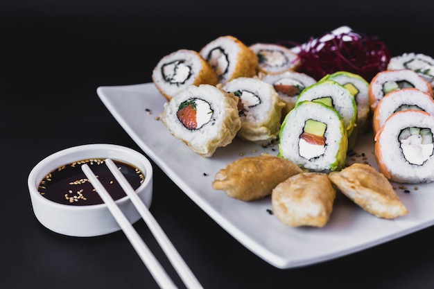 Zamknij Się Hot Sushi Rolki Tabeli Z Gyoza