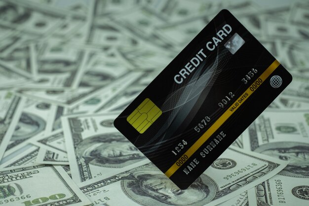 Zamknij Się Karta Kredytowa Na Białym Tle Na Stosie Pieniędzy Banknot 100 Usd W Tle