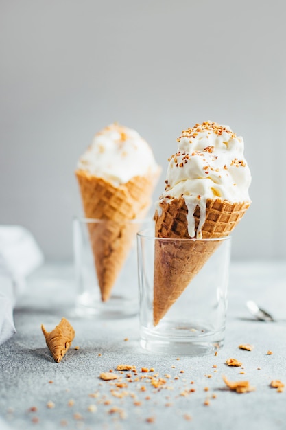 Zamknij się lody w filiżance wafel na szarym tle