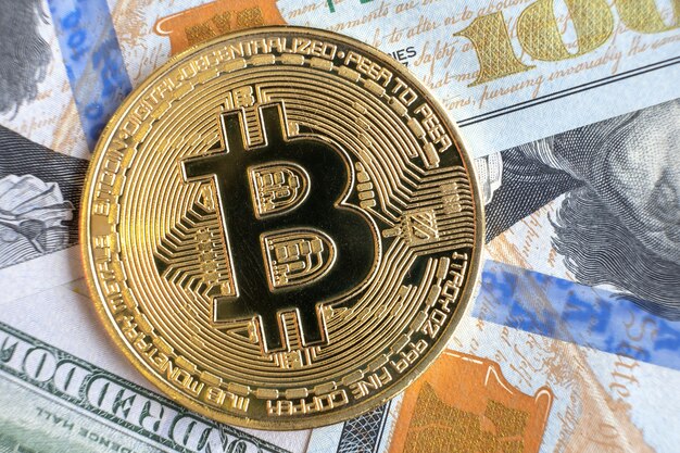 Zamknij się metalowe błyszczące monety krypto waluty bitcoin na rachunki Dolar amerykański. Koncepcja pieniądza elektronicznego zdecentralizowanego.