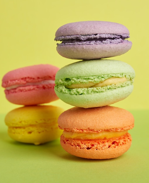 Zamknij się na stosie kolorowych macarons pieczonych