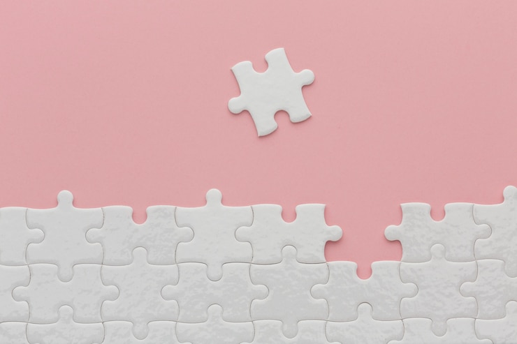 Zdjęcie zamknij się na tle puzzli