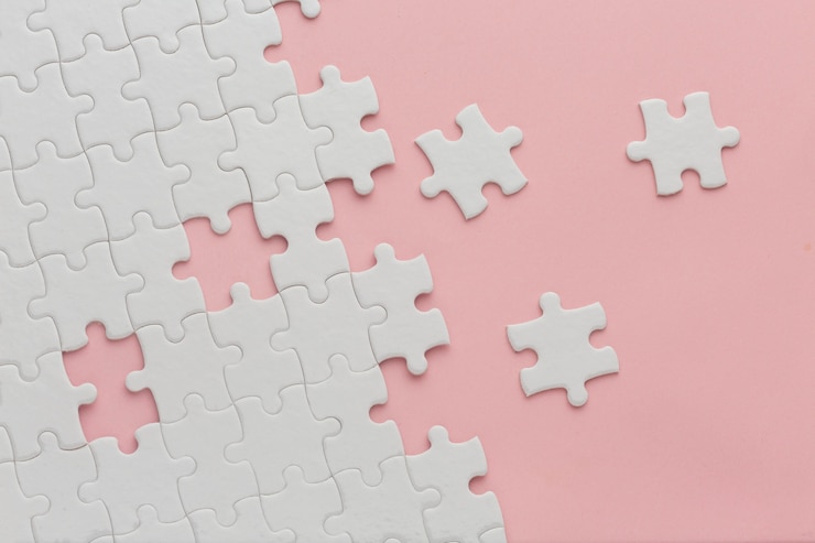 Zdjęcie zamknij się na tle puzzli