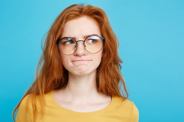 Zamknij Się Portret Młodej Pięknej Dziewczyny Redhair Atrakcyjne Z Okularów Martwić Się Czymś. Niebieskie Tło Pastelowe. Skopiuj Miejsce.