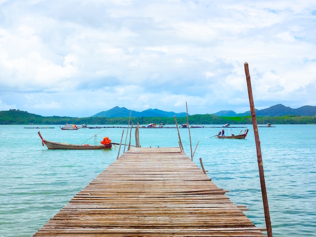 Zamknij się puste drewniane molo z łodzi lokalnych rybaków na tle morza i nieba w Tajlandii.